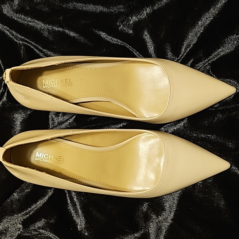 MICHAEL Michael Kors Women's Cream Pointed-Toe Pumps